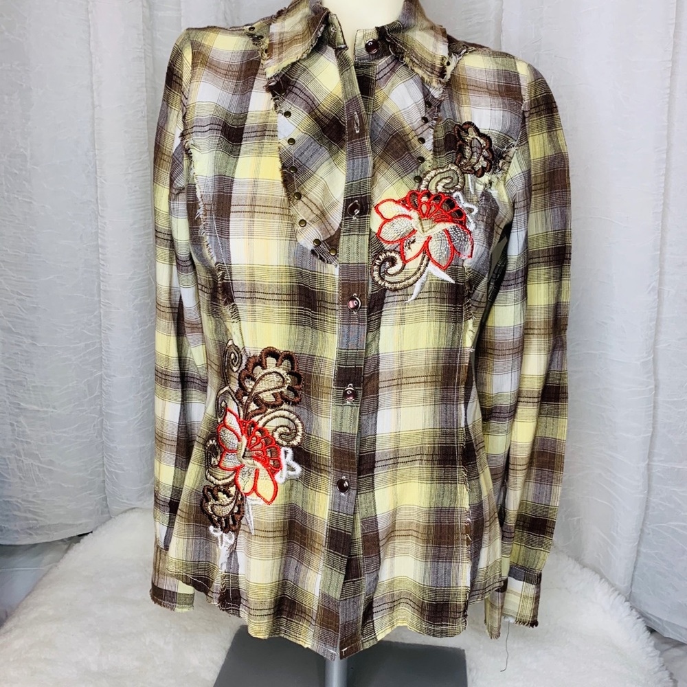 Adorable plaid western style shirt by Solitaire